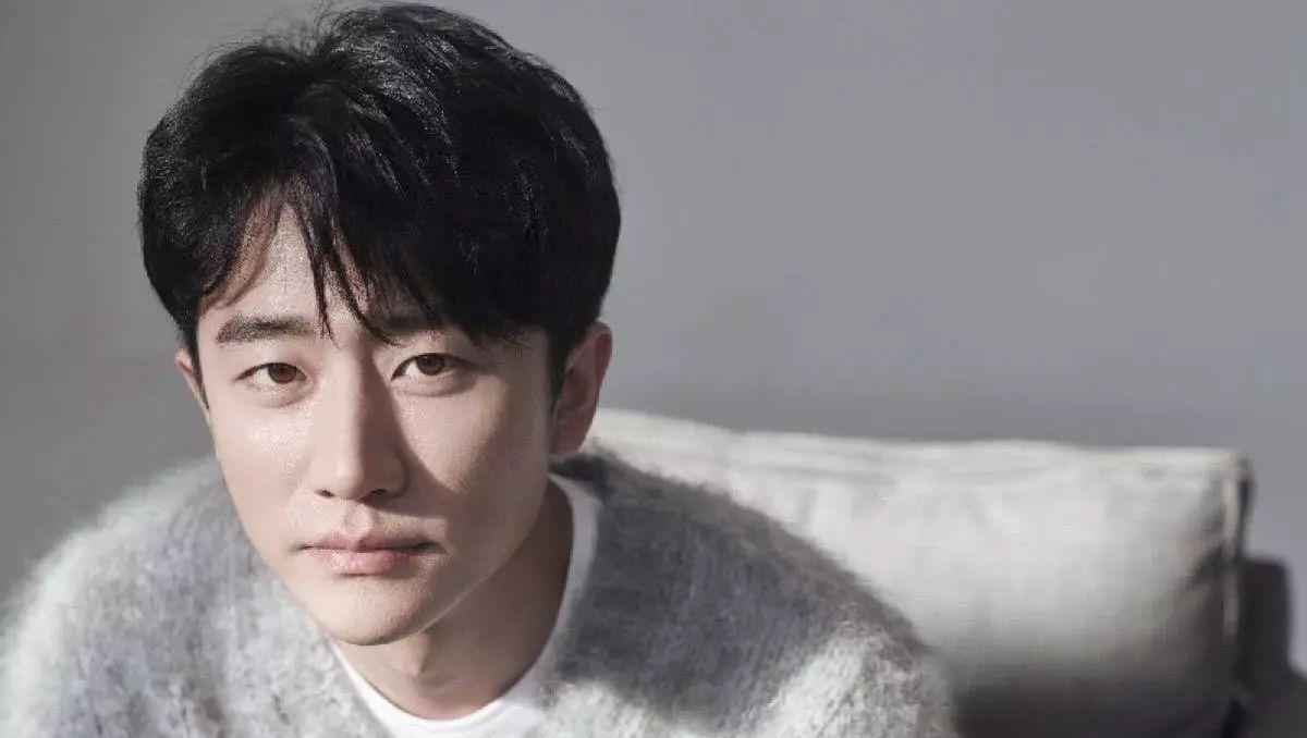 窦骁探寻历史与现代的交汇点,揭秘隐藏小巷特色小店,最新采访视频独家报道